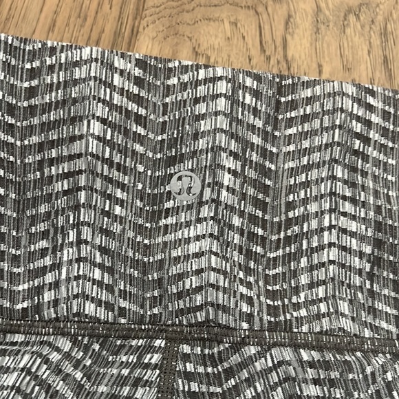 Fun, textured Lululemon ankle mid-calf length leggings - Picture 4 of 6